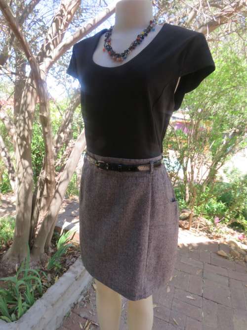 Smart size 40/16 LEGIT dress with black top in polyester/rayon stretch.Bottom in salt and pepper