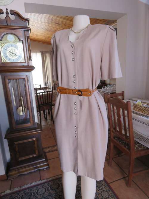 Classic dark beige button down WOOLWORTHS shift dress in size 40/16.As new