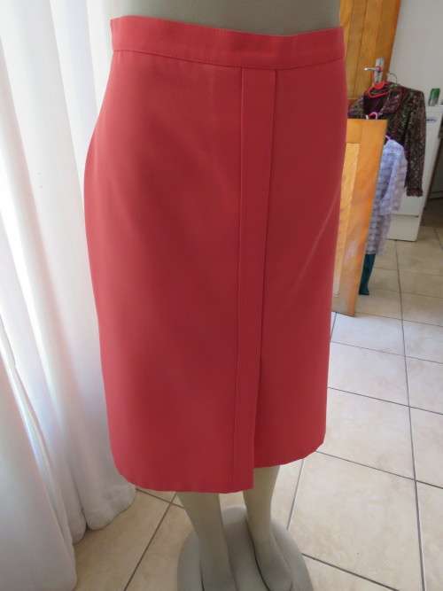 Amazing JEAN CLAUDE pencil skirt in rich coral colour.Size 40/16.Stitched pleat on front