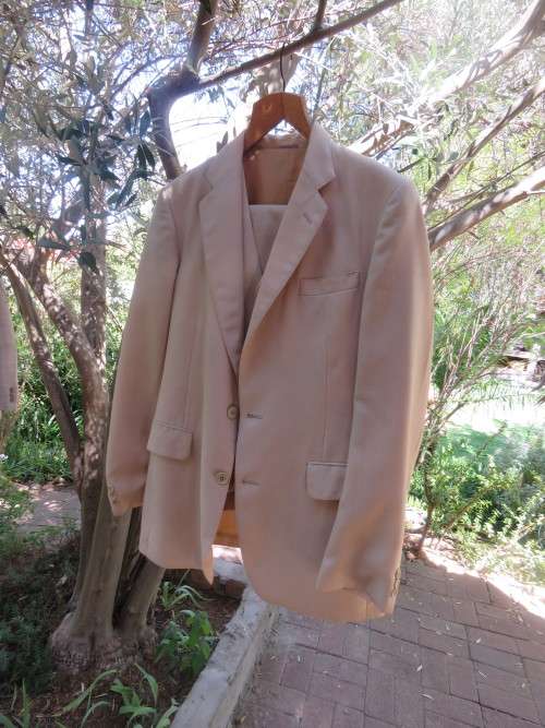 AttractiveThree piece MAN ABOUT TOWN men's suit in rich cream with 40RL jacket and 36/92cm pants