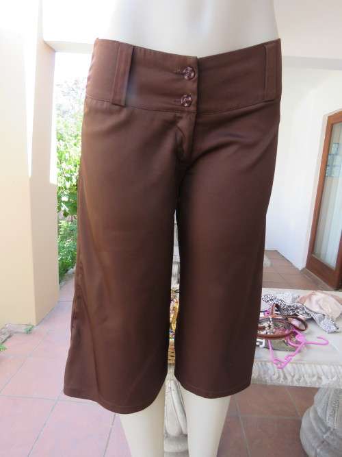 CLASSIC FASHION wide legged low rise cropped pants in choc brown.Size 34.As new.