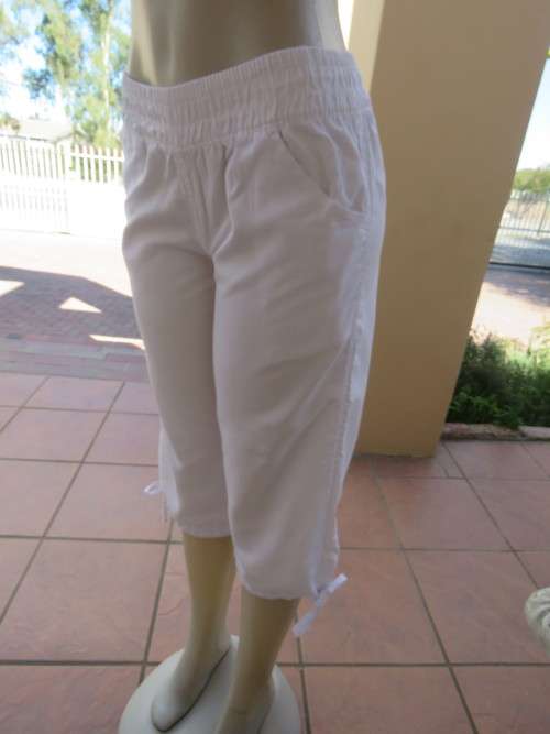 White cropped pants with wide elasticated waist.Size 34/10 by `IMAGE`.In 100% polyester.Good cond.