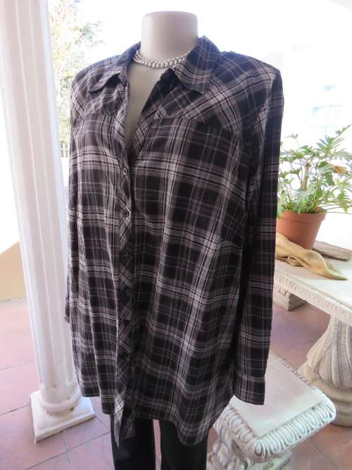 Ladies casual long sleeve shirt in size 50/26 by 'DONNA CLAIRE'.Yoked front and back.New cond.