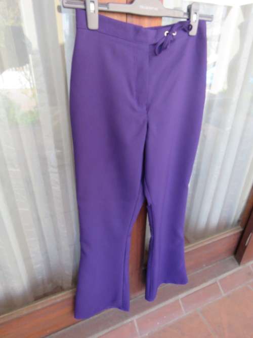 Dark purple long pants in size 30/6 in 100% polyester fabric.Hips 86 cm.Bootlegged.New cond.