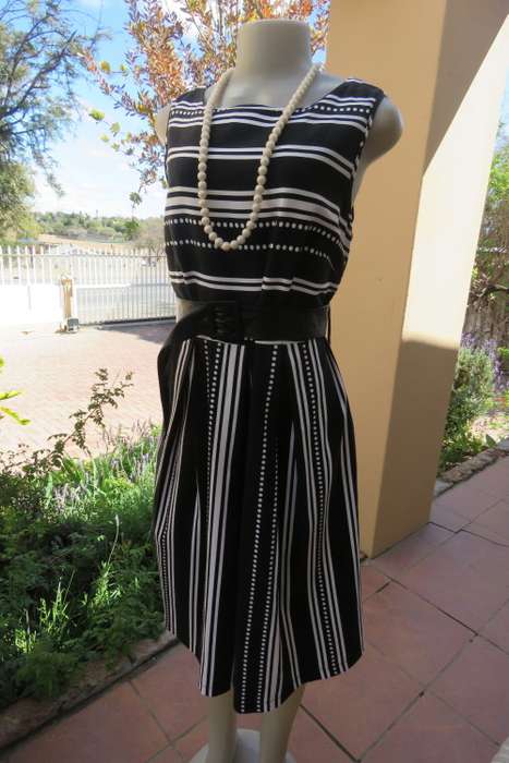 Sleeveless dress in black and white by 'EXACT' in size 40/16 with new belt included.Used cond.