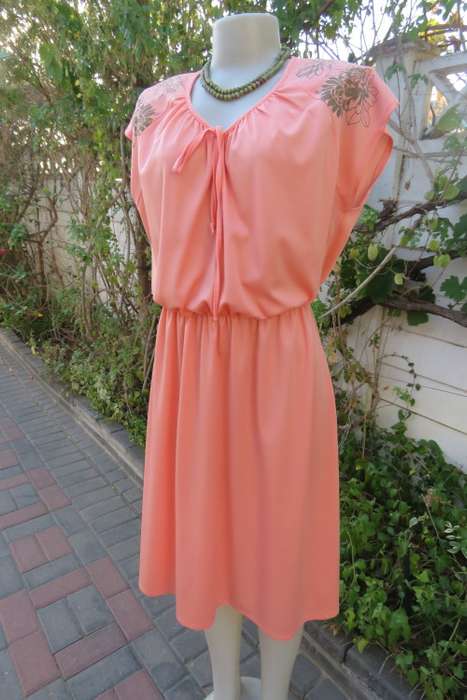 Beautiful peach colour 80's vintage dress in size 42/18. Blouson style elasticated top by 'Foshini'.