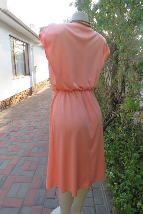 Beautiful peach colour 80's vintage dress in size 42/18. Blouson style elasticated top by 'Foshini'.