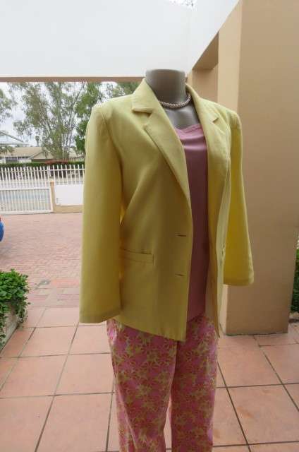 Smart or casual wear! Pretty in yellow. Fully lined long sleeve jacket in size 31/7