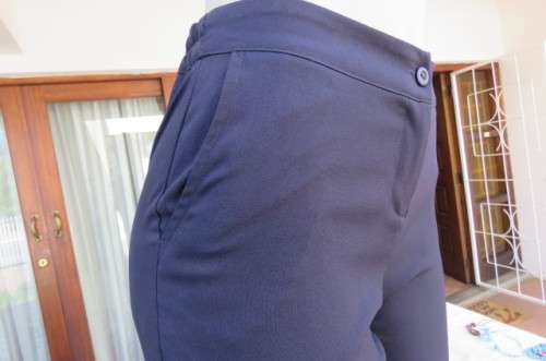 Smart navy pants with straight legs by `Vivara Michelle` in size 32/8. In 100% polyester.