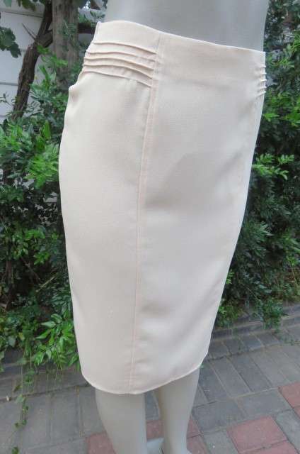 Elegant vanilla colour pencil skirt in crepe polyester fabric by `Speechless` size 32/8.As new