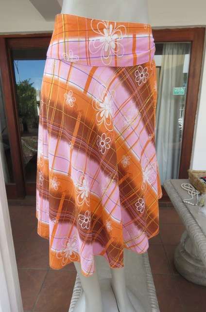 Striking flare skirt in orange, pink and white large diagonal striped check pattern size 42/18.