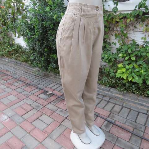 High waisted vintage pants in 100% heavy khaki colour cotton. Size 40/16 by BARRINGTON. As new
