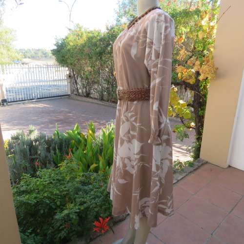 Stunning vintage dress with long dolman sleeves in dark beige with white flowers. Size 36/12.