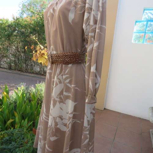 Stunning vintage dress with long dolman sleeves in dark beige with white flowers. Size 36/12.