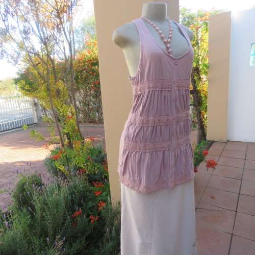 Charming long sleeveless dirty pink top with scoop neckline. Size 36/12 by 'News'. As new.