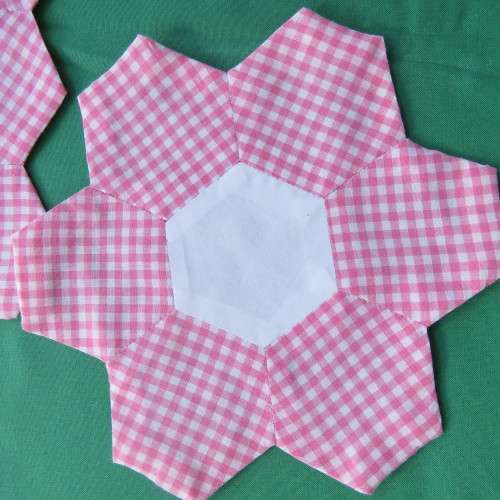Pink and white 3 piece doily set made up in small hexagonal pieces. Sizs 1x33x18 cm and 2x20x20 cm.