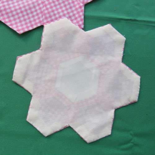 Pink and white 3 piece doily set made up in small hexagonal pieces. Sizs 1x33x18 cm and 2x20x20 cm.