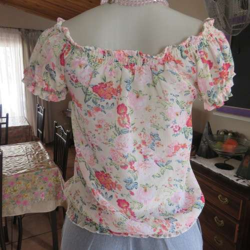 Floral sheer crinkled polyester top with wide round neckline and bell sleeves. Size 30/6 by NEW WAVE