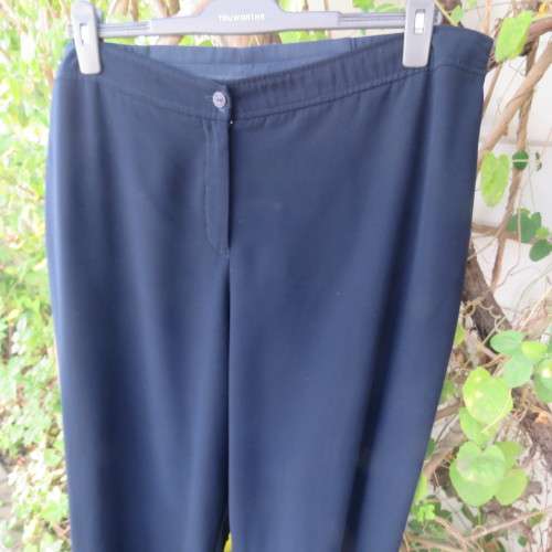 Smart navy DONNA CLAIRE pants in 100% polyester. Size 44/20. Tapered legs. Good condition.