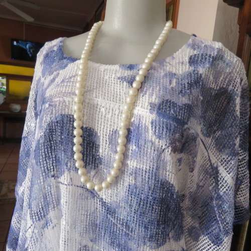 Top of the line QUEENSPARK top. Decorated with sequins. Rounded overlay. Size 38/14. New condition.