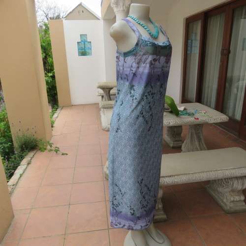 Beautiful summer shift dress with shoulder straps. Border across bust and seam. Size 34/10. As new.