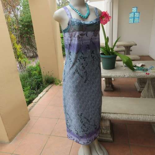 Beautiful summer shift dress with shoulder straps. Border across bust and seam. Size 34/10. As new.