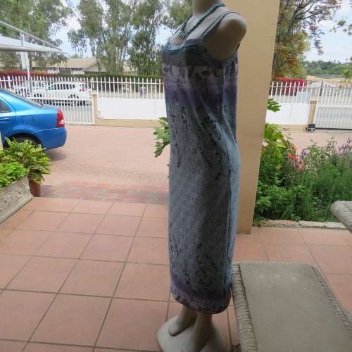 Beautiful summer shift dress with shoulder straps. Border across bust and seam. Size 34/10. As new.