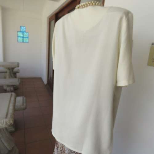 Smart rich cream short sleeve top Collarless Button down front Size 36-12 New condition