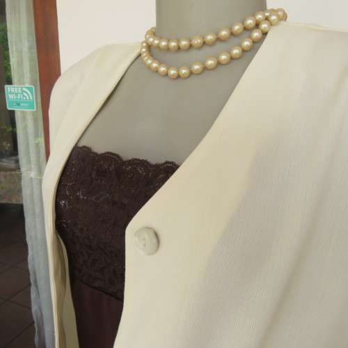 Smart rich cream short sleeve top Collarless Button down front Size 36-12 New condition