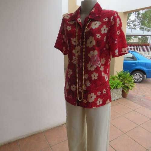 Eyecatching cherry red short sleeve cream and dirty pink roses top Size 34-10 By `Arezzo` As new