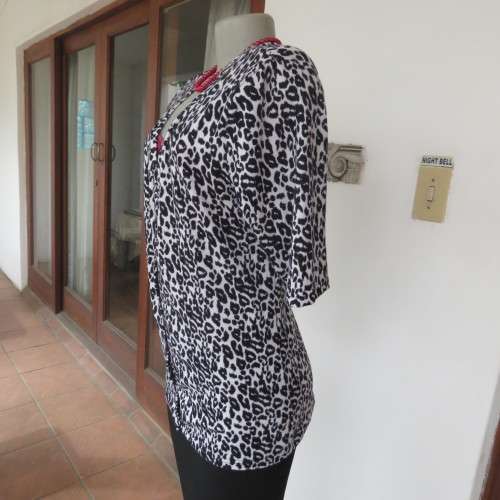 Animal print knitted short sleeve cardigan in size 40-16 Button down front Good condition