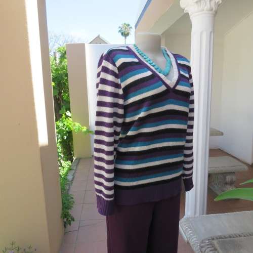 Fabulous acrylic knit pull-over cardigan with long sleeves. Size 40/16 by `Fashion Express`. As new.