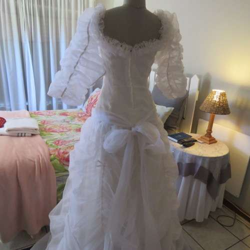 Feminine fairytale wedding dress. By well known boutique. Size 36/12. New condition.