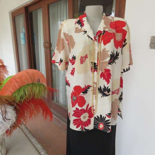 Pretty cream short sleeve top with bold red and beige flowers. By AREZZO size 42/18. Good cond.