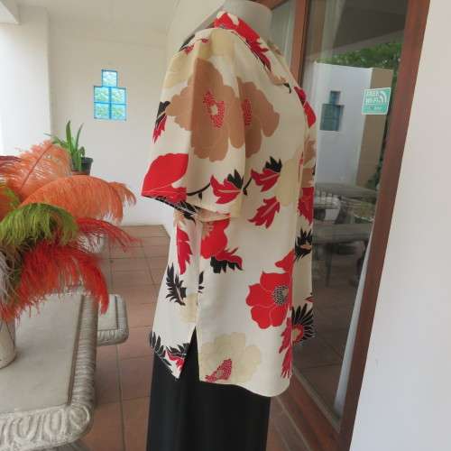 Pretty cream short sleeve top with bold red and beige flowers. By AREZZO size 42/18. Good cond.