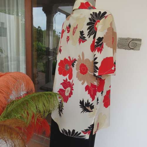 Pretty cream short sleeve top with bold red and beige flowers. By AREZZO size 42/18. Good cond.
