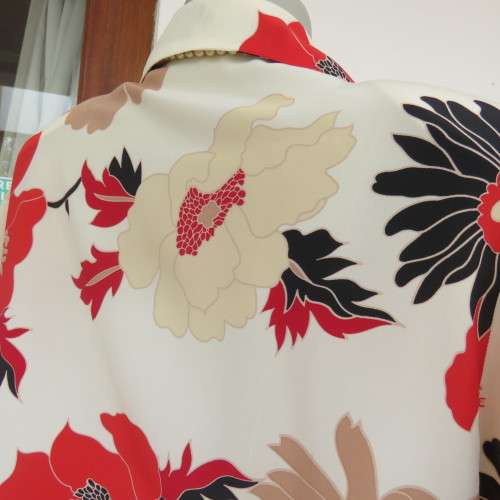 Pretty cream short sleeve top with bold red and beige flowers. By AREZZO size 42/18. Good cond.