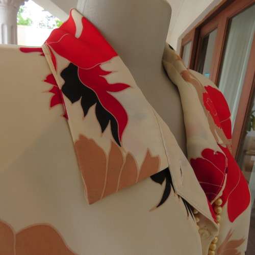Pretty cream short sleeve top with bold red and beige flowers. By AREZZO size 42/18. Good cond.