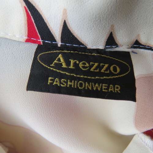 Pretty cream short sleeve top with bold red and beige flowers. By AREZZO size 42/18. Good cond.