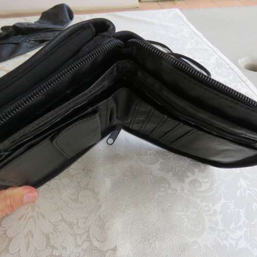 Handy little black slingbag with snakeskin look . Size 14 x 14cm. Lots of packing space.As new