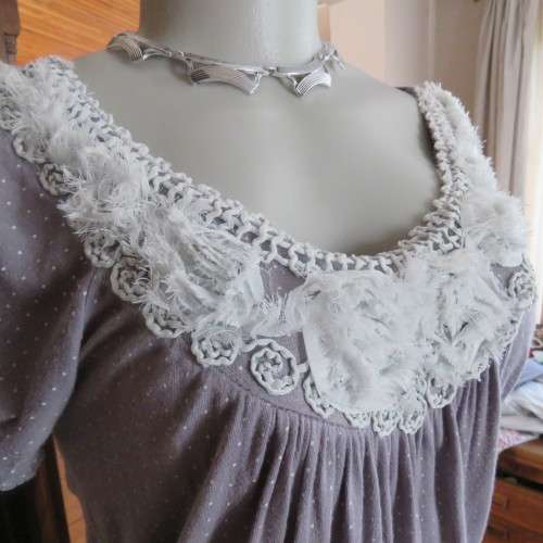 Silvergrey slip over top with tiny white polkadots.Small elasticated raglan sleeves. Size 32/8.
