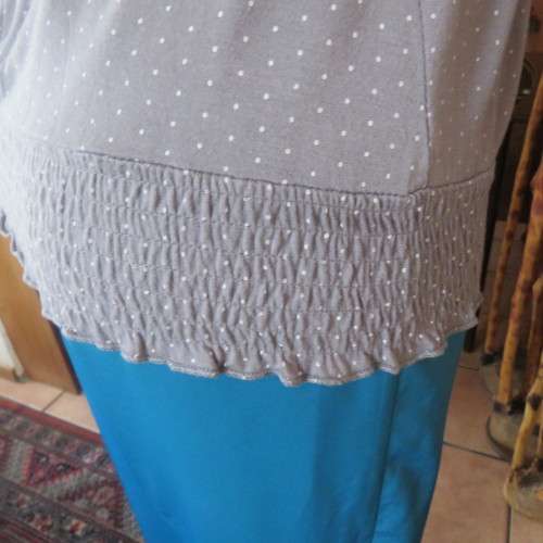Silvergrey slip over top with tiny white polkadots.Small elasticated raglan sleeves. Size 32/8.