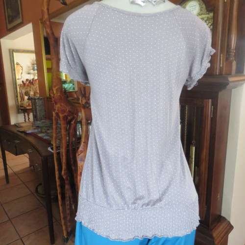 Silvergrey slip over top with tiny white polkadots.Small elasticated raglan sleeves. Size 32/8.