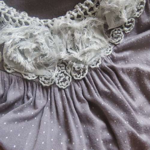 Silvergrey slip over top with tiny white polkadots.Small elasticated raglan sleeves. Size 32/8.
