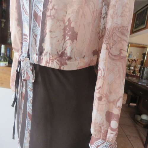 Short vintage open top by `RHINE FASHIONS` size 40/16. Long cuffed sleeves. Good condition.