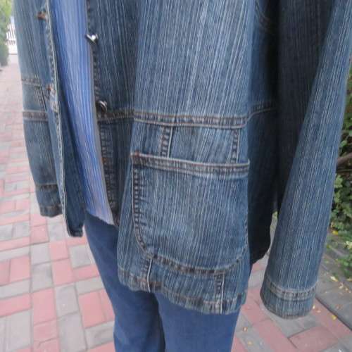 Denim long sleeve jacket closing with 3 buttons. Wide open collar. Size 46/22. Distressed look.