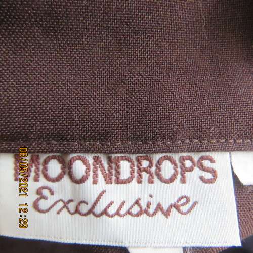 Choc brown and rich cream long sleeve top. Close with 1 button.Thin straps to tie at back.Size 40/16