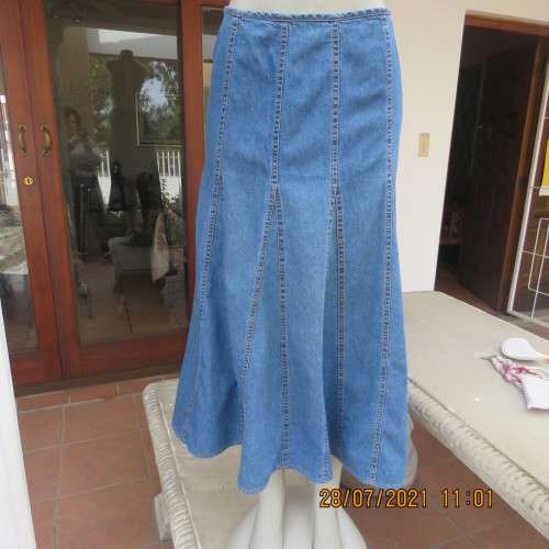 Innovative blue denim skirt in 10 panels gored style by MERIEN HALL size 34/10. Side zip.