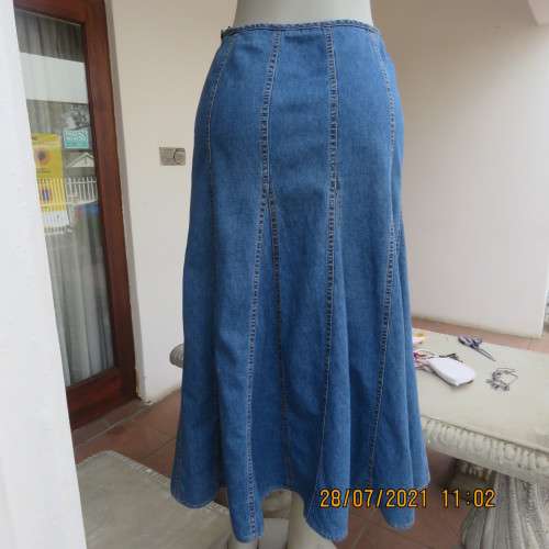 Innovative blue denim skirt in 10 panels gored style by MERIEN HALL size 34/10. Side zip.