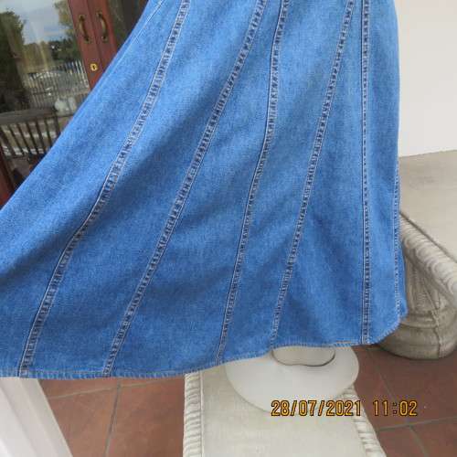 Innovative blue denim skirt in 10 panels gored style by MERIEN HALL size 34/10. Side zip.